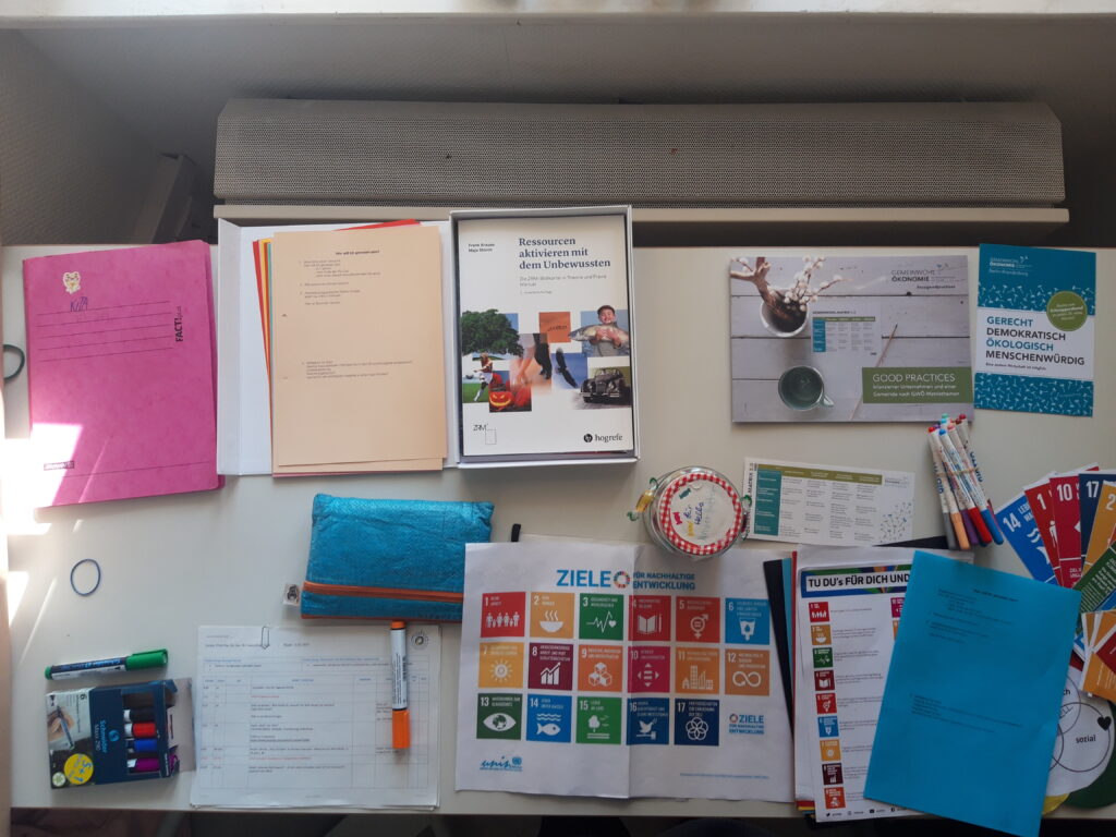 Ein Schüler-Arbeitsplatz mit Heftern, Kalender und Stiften