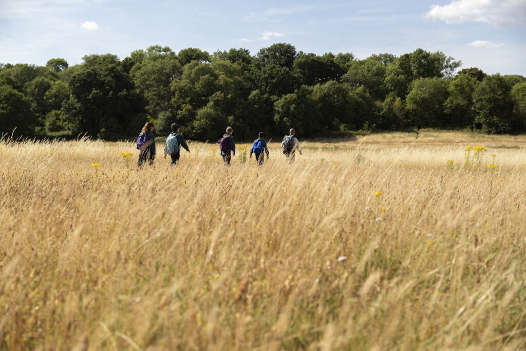 Kinder haben Spaß als Pfadfinder.